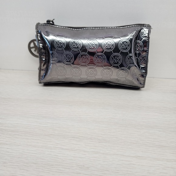 Michael Kors Silver Metallic Makeup Bag With Detachable Charm Pull Key Chain - Picture 2 of 14